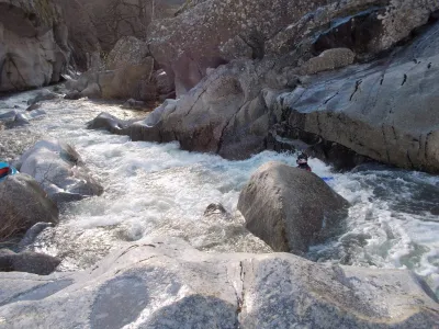 Christophe à la sortie du bassin de réception du Seuil glissière du milieu des Gorges (classe 4+).